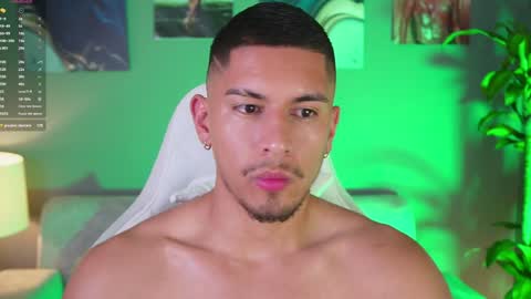 Snapshot of aaronfox_ chatting on January 24, 2025, 12:52 am AARON online show from January 24, 2025, 12:52 am