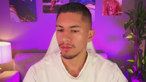 Snapshot of aaronfox_ chatting on January 28, 2025, 9:08 am AARON online show from January 28, 2025, 9:08 am