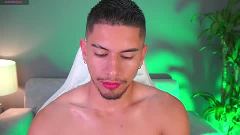 Snapshot of aaronfox_ chatting on January 30, 2025, 10:19 am AARON online show from January 30, 2025, 10:19 am