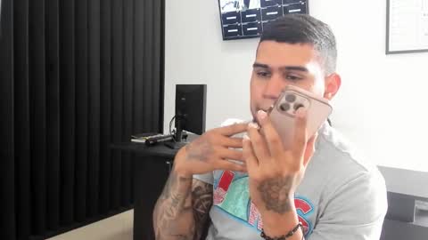 ig aaron hunter123 online show from February 21, 2026, 5:25 pm