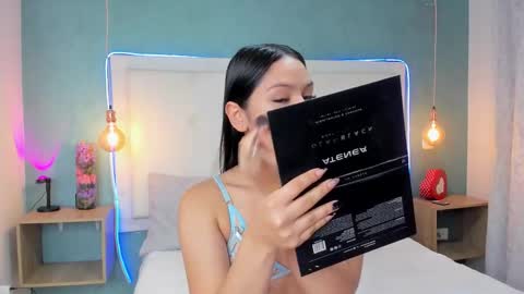 Abby Dixon  online show from November 14, 2025, 2:27 pm