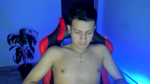 Independence model AbelAsburgo online show from December 19, 2025, 7:04 am