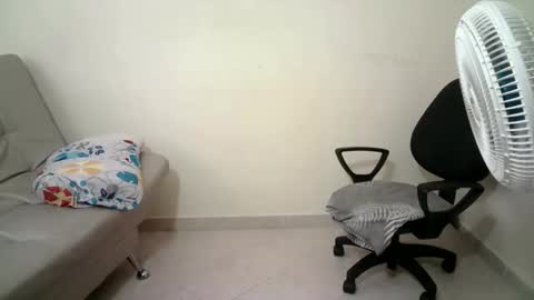 Snapshot of abril__ass chatting on October 24, 2025, 4:14 pm abril__ass online show from October 24, 2025, 4:14 pm