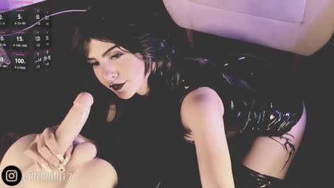 Snapshot of abril__colen chatting on December 7, 2024, 1:07 pm April online show from December 7, 2024, 1:07 pm