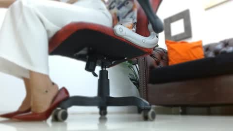 Abril Beltran online show from October 7, 2025, 8:39 pm