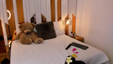 abril_cooper11 online show from October 13, 2025, 8:09 pm