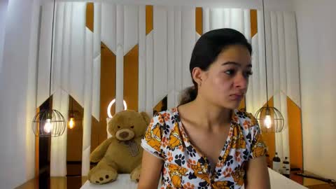 abril_cooper11 online show from November 10, 2025, 11:20 am