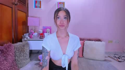 Snapshot of abrilrussell_ chatting on June 6, 2026, 7:57 am Abril online show from June 6, 2026, 7:57 am