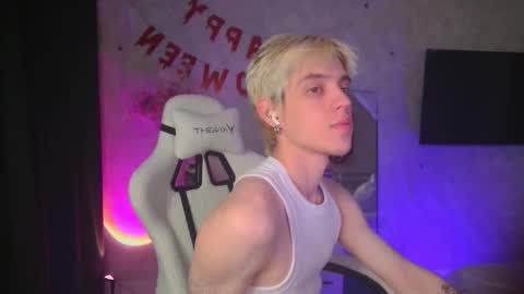 Snapshot of abslut chatting on October 31, 2025, 2:29 pm Nick online show from October 31, 2025, 2:29 pm