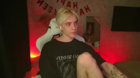 Snapshot of abslut chatting on November 9, 2025, 3:43 pm Nick online show from November 9, 2025, 3:43 pm