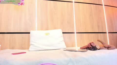 adela chase online show from December 18, 2025, 1:22 am