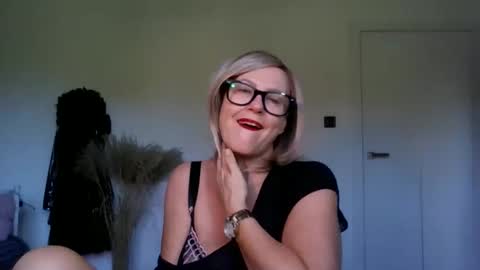 adelemilf40 online show from September 27, 2025, 7:02 am