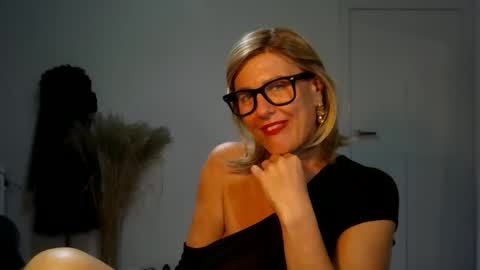 adelemilf40 online show from October 2, 2025, 6:26 pm