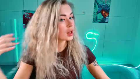 Adel online show from October 10, 2025, 1:32 pm