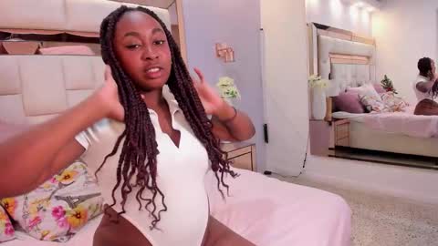 Adhara Mosquera online show from November 28, 2025, 1:25 pm