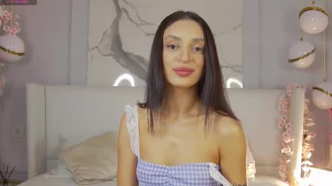 adoracortes online show from October 18, 2025, 5:10 am