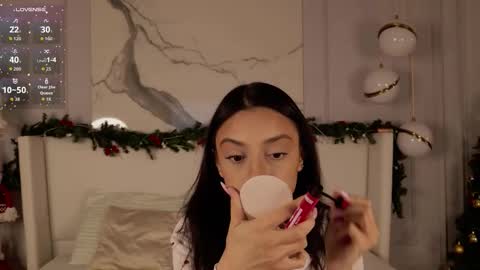 adoracortes online show from December 22, 2025, 5:04 am