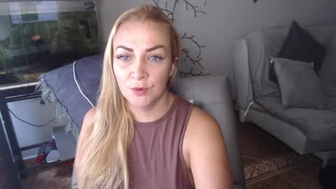 Snapshot of adrianapdes chatting on January 28, 2025, 12:43 pm Adriana Paredes online show from January 28, 2025, 12:43 pm