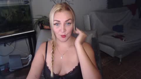 Snapshot of adrianapdes chatting on January 31, 2025, 11:56 am Adriana Paredes online show from January 31, 2025, 11:56 am