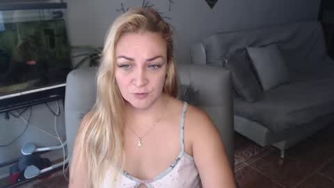 Snapshot of adrianapdes chatting on February 17, 2025, 12:59 pm Adriana Paredes online show from February 17, 2025, 12:59 pm