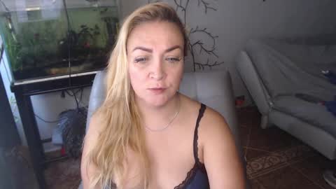 Snapshot of adrianapdes chatting on March 10, 2025, 12:37 pm Adriana Paredes online show from March 10, 2025, 12:37 pm