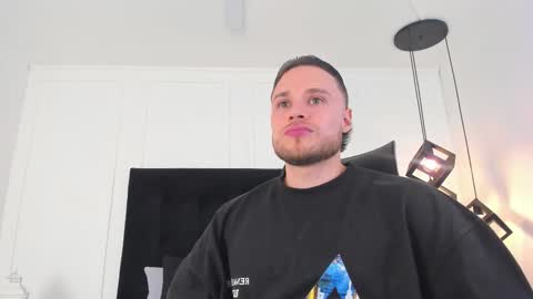 Adrein Roche online show from November 7, 2025, 11:27 pm