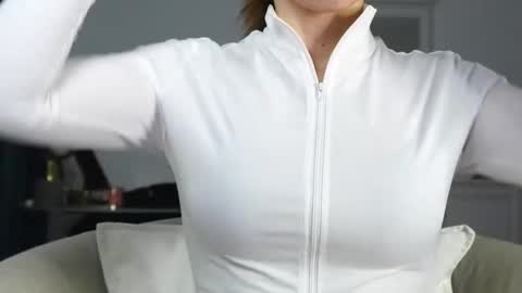 Snapshot of aelia_anara chatting on October 7, 2025, 3:47 am Aelia online show from October 7, 2025, 3:47 am