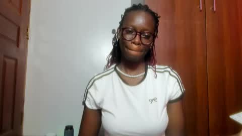 Snapshot of afro_pop chatting on December 30, 2024, 4:53 am Leah online show from December 30, 2024, 4:53 am