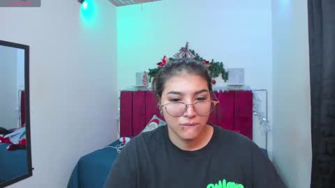 Snapshot of afroditaandsoffi chatting on December 24, 2024, 12:22 pm Afrodita Chery y Hermione online show from December 24, 2024, 12:22 pm