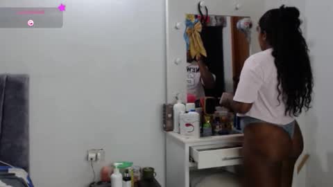 independent model online show from October 14, 2025, 3:29 am