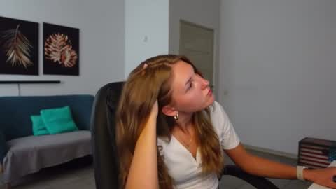 Agelina Lilly Laura online show from August 3, 2026, 9:04 am