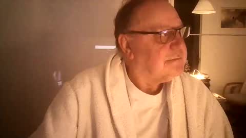 Snapshot of ahmole chatting on December 8, 2024, 9:30 pm Ole online show from December 8, 2024, 9:30 pm