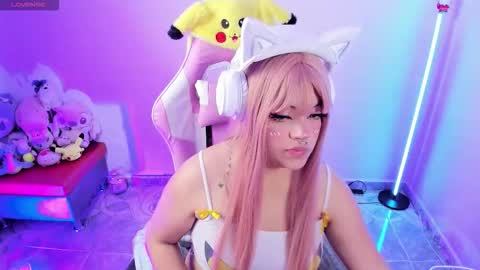 Ahri help me get to 100  online show from October 5, 2025, 4:33 am