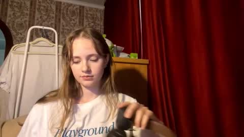 Snapshot of aileenamara chatting on October 2, 2025, 12:45 pm Kira online show from October 2, 2025, 12:45 pm