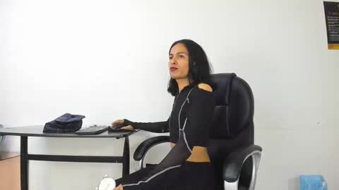 Aisha online show from November 16, 2025, 4:40 am