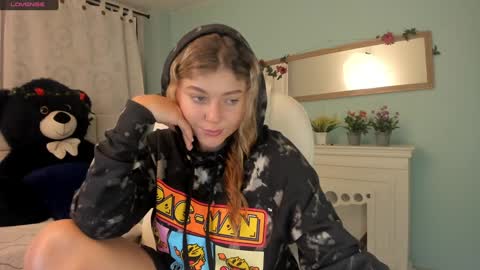 Snapshot of alaia_greyy chatting on December 17, 2024, 12:54 pm Alaia online show from December 17, 2024, 12:54 pm