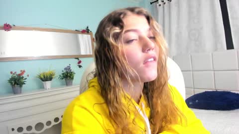 Snapshot of alaia_greyy chatting on January 21, 2025, 1:32 pm Alaia online show from January 21, 2025, 1:32 pm