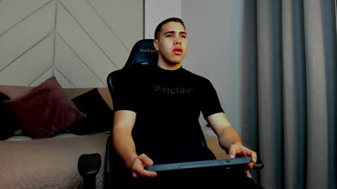 alan_fordj online show from November 27, 2025, 11:56 am