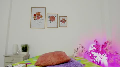 alana  online show from October 7, 2025, 2:42 am