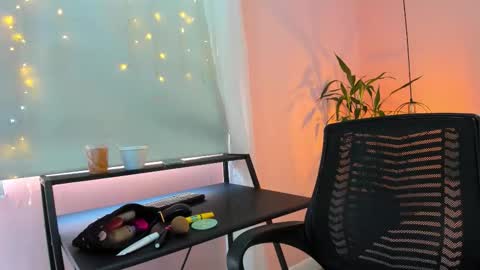 Alana online show from October 3, 2025, 8:39 pm