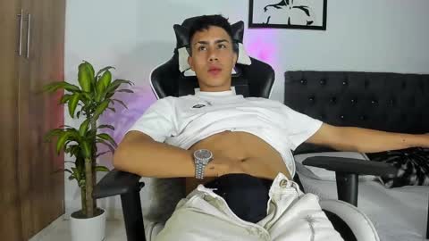 Snapshot of alannaughty_ chatting on November 19, 2025, 2:00 am alannaughty_ online show from November 19, 2025, 2:00 am