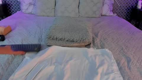 aleja_bloom online show from November 14, 2025, 12:59 pm