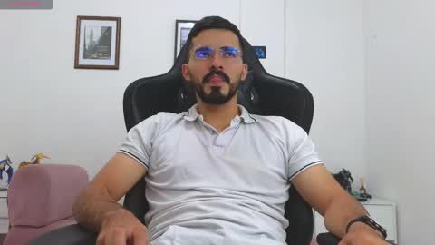 alejandroo_7 online show from October 23, 2025, 7:45 pm