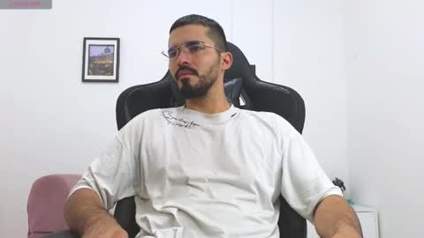 alejandroo_7 online show from December 21, 2025, 7:43 pm