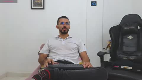 alejandroo_7 online show from February 1, 2026, 8:40 pm