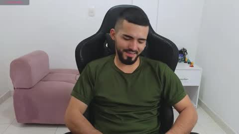 alejandroo_7 online show from February 11, 2026, 8:25 pm