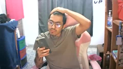 Snapshot of alejandropppzz chatting on February 16, 2025, 10:43 am alejandropppzz online show from February 16, 2025, 10:43 am