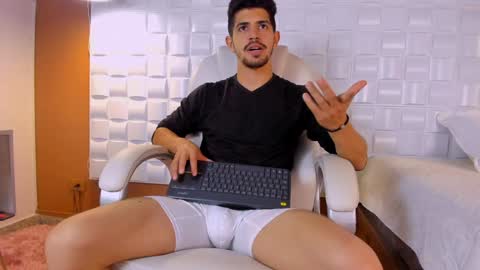 Snapshot of alejandrostorm chatting on February 8, 2025, 9:04 pm Alejo online show from February 8, 2025, 9:04 pm