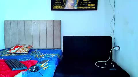 alejo_21cm online show from February 4, 2026, 8:09 am