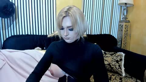 Snapshot of alenarios chatting on November 12, 2025, 8:15 am alenarios online show from November 12, 2025, 8:15 am